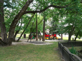 V Kindlerjevem parku se nahajajo igrala za otroke, nedaleč stran pa je šortni park Nade Žagar.