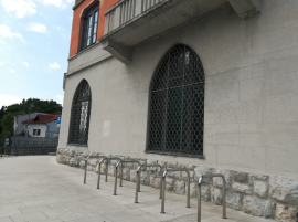 Nekaj parkirnih mest za kolesa je ob občinski stavbi in stavbi Intese San Paolo. Najdeš jih tudi drugod!